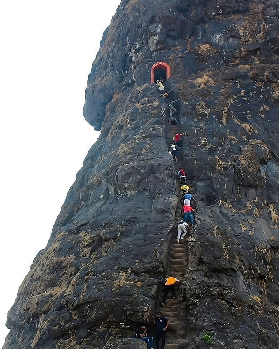 10 of the most amazing Fort Treks in Maharashtra, India🇮🇳 

1. HariHar Fort Trek