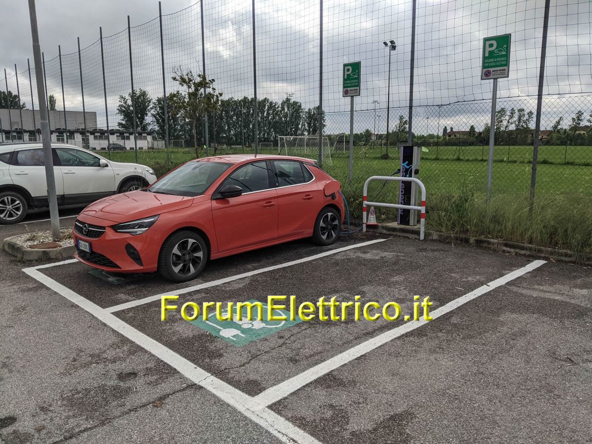 forumelettrico's tweet photo. La Colonnina BeaglePlug da 22 kW situata accanto allo Stadio di  Moglia MN: il centro città dista solo 10 minuti a pedi ed essendo questa al momento l'unica colonnina presente in città, è anche strategica per visitarla https://t.co/oPNEdB7xB6 #Mantova #moglia #BeaglePlug https://t.co/2gwMLelmR5