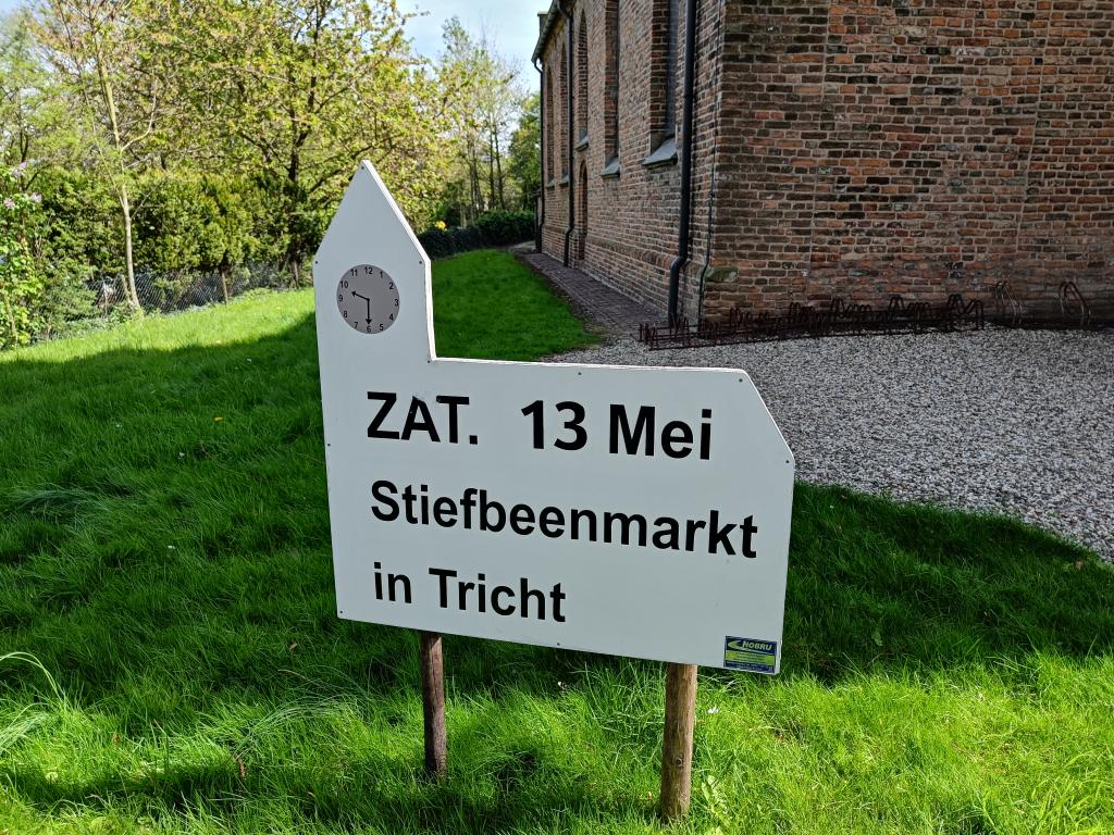 Morgen in de Kerkstraat in Tricht.  V.a. 10.00 uur.