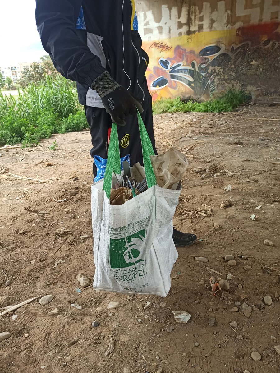 RipolletImpulsa's tweet photo. 🌱Les persones joves del Programa Singulars participen en la campanya de recollida de residus Let's Clean Europe. Han recollit al voltant de 30kg de residus. Bona feina Joves!!
#Ripollet #ProgramaSingular #LetsCleanEurope https://t.co/RzCpv8dRWc