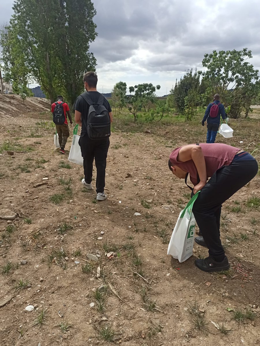RipolletImpulsa's tweet photo. 🌱Les persones joves del Programa Singulars participen en la campanya de recollida de residus Let's Clean Europe. Han recollit al voltant de 30kg de residus. Bona feina Joves!!
#Ripollet #ProgramaSingular #LetsCleanEurope https://t.co/RzCpv8dRWc