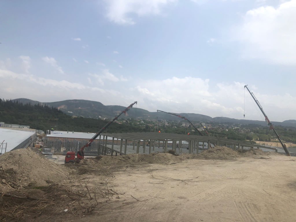 İhalesi bile yoktu.
Sahte bir temel atma töreni yaptılar.
Rezalet ifşa olunca da projeyi değiştirdiler.
Bu akşam yandaş kanallarda yeni bir yalana tanık olacaksınız.
Ön cephede oluşturdukları görüntü ile arkadaki inşaatı gizleyip, hastaneyi açtık diyecekler.
Bıkmadınız milleti