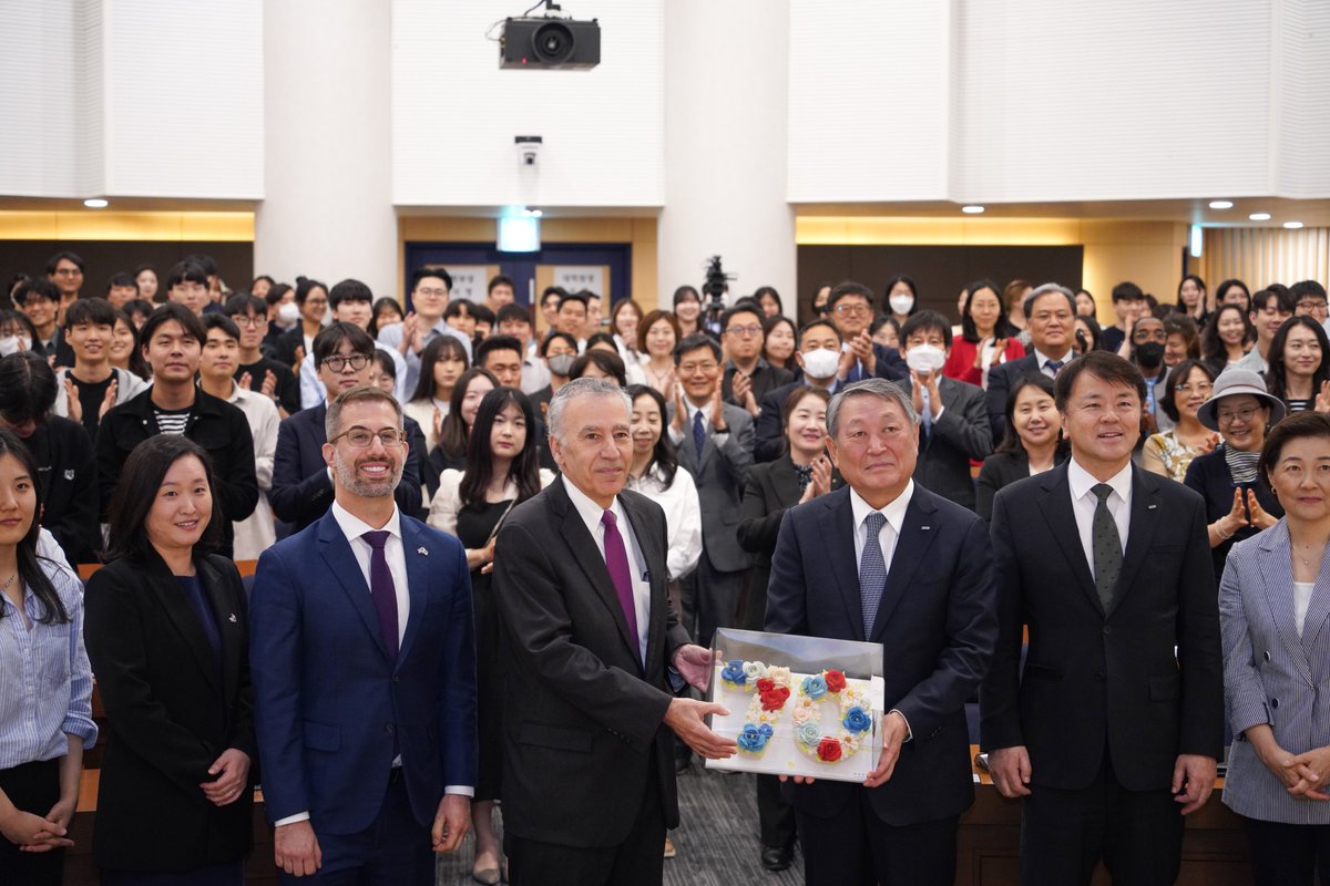 🇺🇸🇰🇷민주주의는 젊은 세대들이 적극적으로 참여하는 한 강력하고 활기차게 유지될 수 있습니다! 앞으로의 70년 동안 더 강하고 밝은 미래를 건설하기 위해 여러분 각자가 할 수 있는 일이 너무 많습니다! #HUFS의 환대와 토론에 감사드립니다🙏