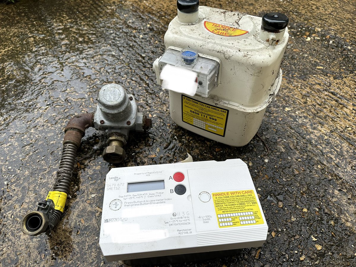 Out with the old, in with the new. #smartmeters being fitted by Emma the <a href="/OVOEnergy/">OVO</a> engineer. One day it would be nice if it was a normal occurrence and it wasn’t tweetworthy. We need more female engineers. #femaleEngineers <a href="/DrLucyRogers/">Dr Lucy Rogers</a> <a href="/JinxStLeger/">Jinx St.Léger</a>