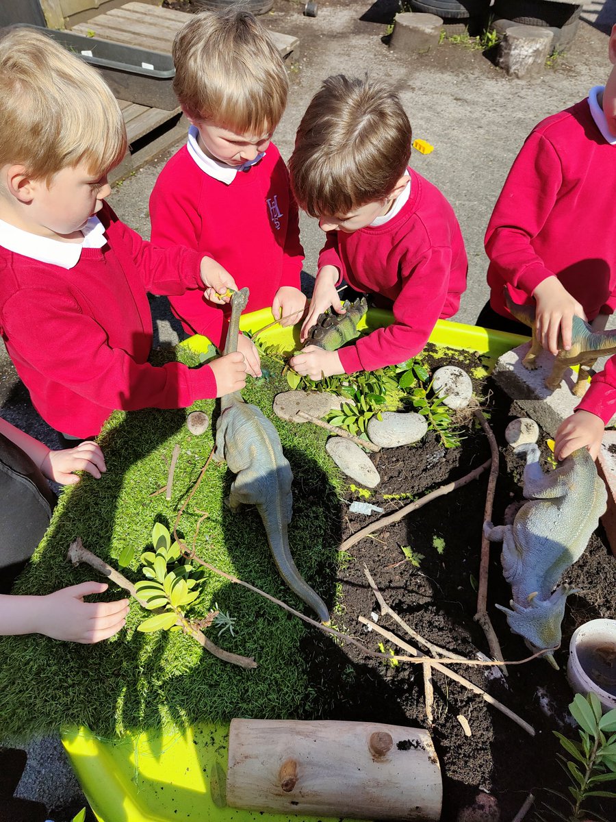 Holtonprimary's tweet photo. What started as an empty tuff tray and a dinosaur, with excellent teamwork and resourcefulness from #HPSReception this soon turned into Dino Land with an extension to Dino World! ๐ฆ #creatingourownplay #imagination https://t.co/YizL7iyMXv