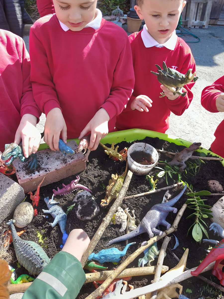 Holtonprimary's tweet photo. What started as an empty tuff tray and a dinosaur, with excellent teamwork and resourcefulness from #HPSReception this soon turned into Dino Land with an extension to Dino World! ๐ฆ #creatingourownplay #imagination https://t.co/YizL7iyMXv