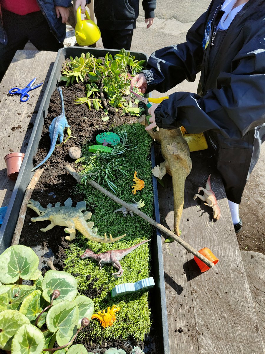 Holtonprimary's tweet photo. What started as an empty tuff tray and a dinosaur, with excellent teamwork and resourcefulness from #HPSReception this soon turned into Dino Land with an extension to Dino World! ๐ฆ #creatingourownplay #imagination https://t.co/YizL7iyMXv