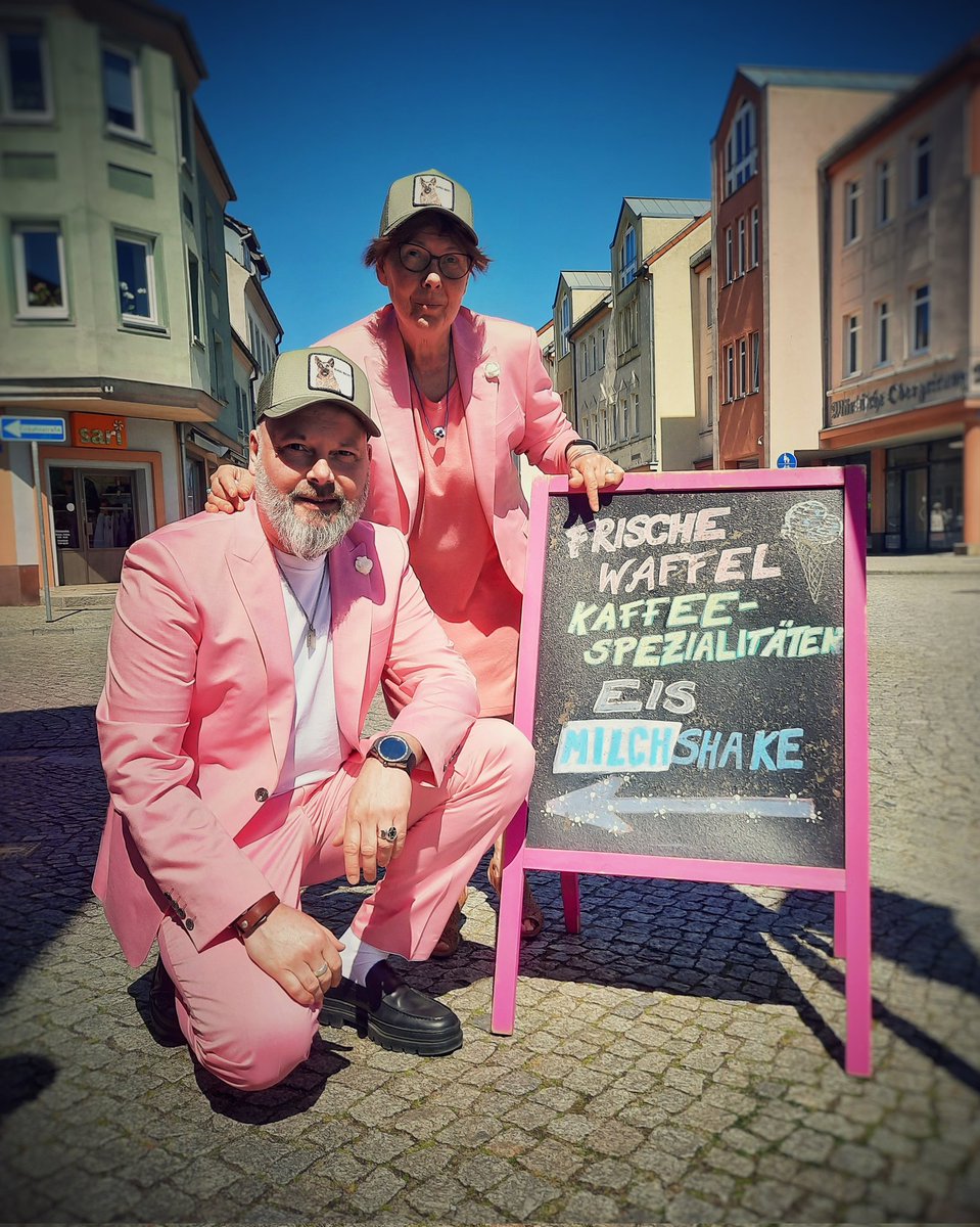 krumnow_beeskow's tweet photo. Das farblich passende und leckere Eis zu unseren pinken Anzügen gibt's bei unserem Nachbarn Iceguerilla Beeskow. Schleckt mal vorbei.👋😎🍦
#KRUMNOWfashion #krumnow #fashion #beeskow #barbie #barbiestyle #fun #suit #suitup #suitupandparty #icecream https://t.co/BJdaQYoZj8