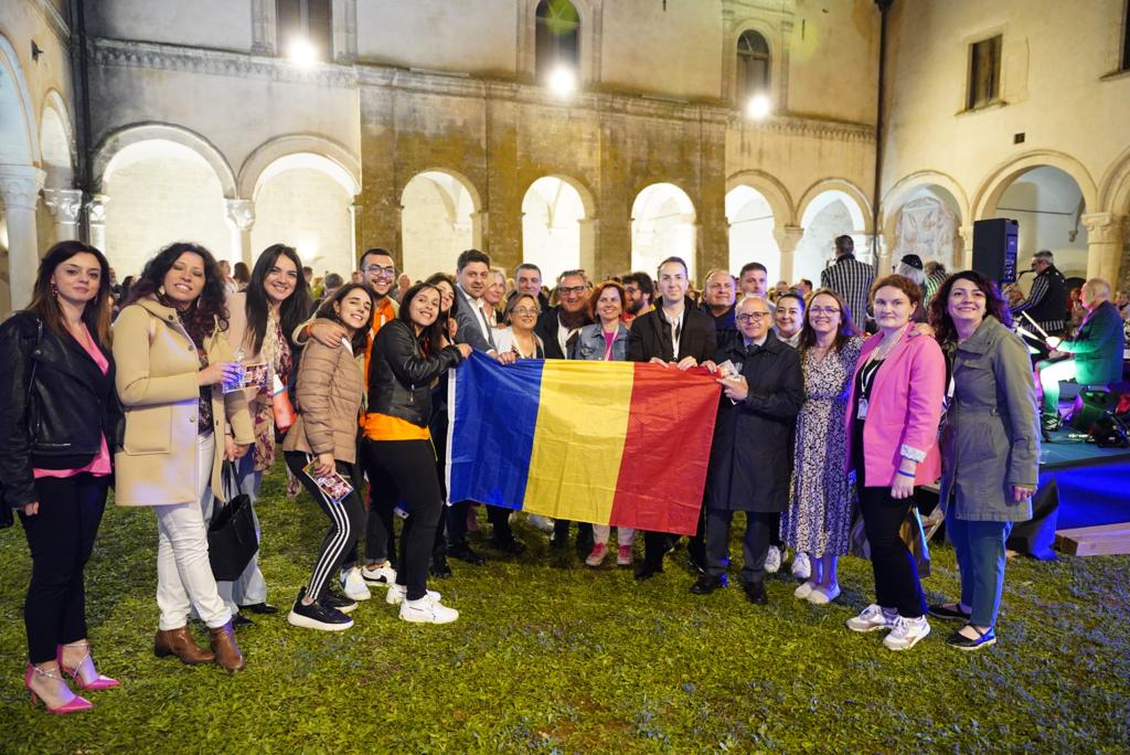 LINCRomania2024's tweet photo. 🇮🇹🚩🇷🇴 We are so proud that Romania will be from now on the bearer of the #LINC flag, the symbol of LAGs in 🇪🇺 Europe. 🔥It is a huge responsibility and a great challenge! 💪Organizers: @GalNapoca #LAGLiderBN #LAGLiderCluj #GALLjs #GALValeaSomesului @FProagro https://t.co/CuBldJFhaR