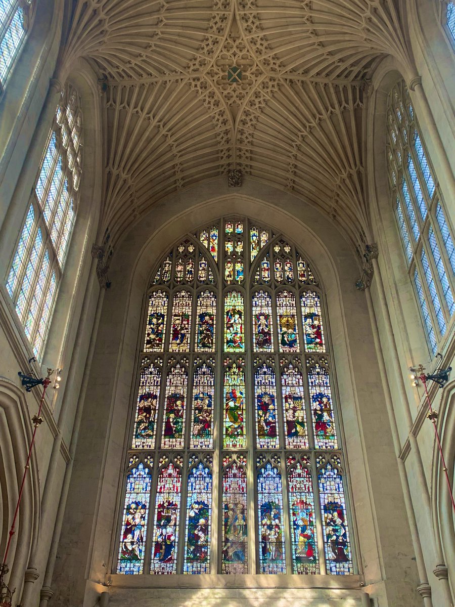 HouseHistorian's tweet photo. My last full day off in Bath and the sun is still shining! 😎 This morning included a wander around the spectacular @bathabbey 😀☺️ #Bath #BathAbbey #LoveBath https://t.co/CLHmcPQI31