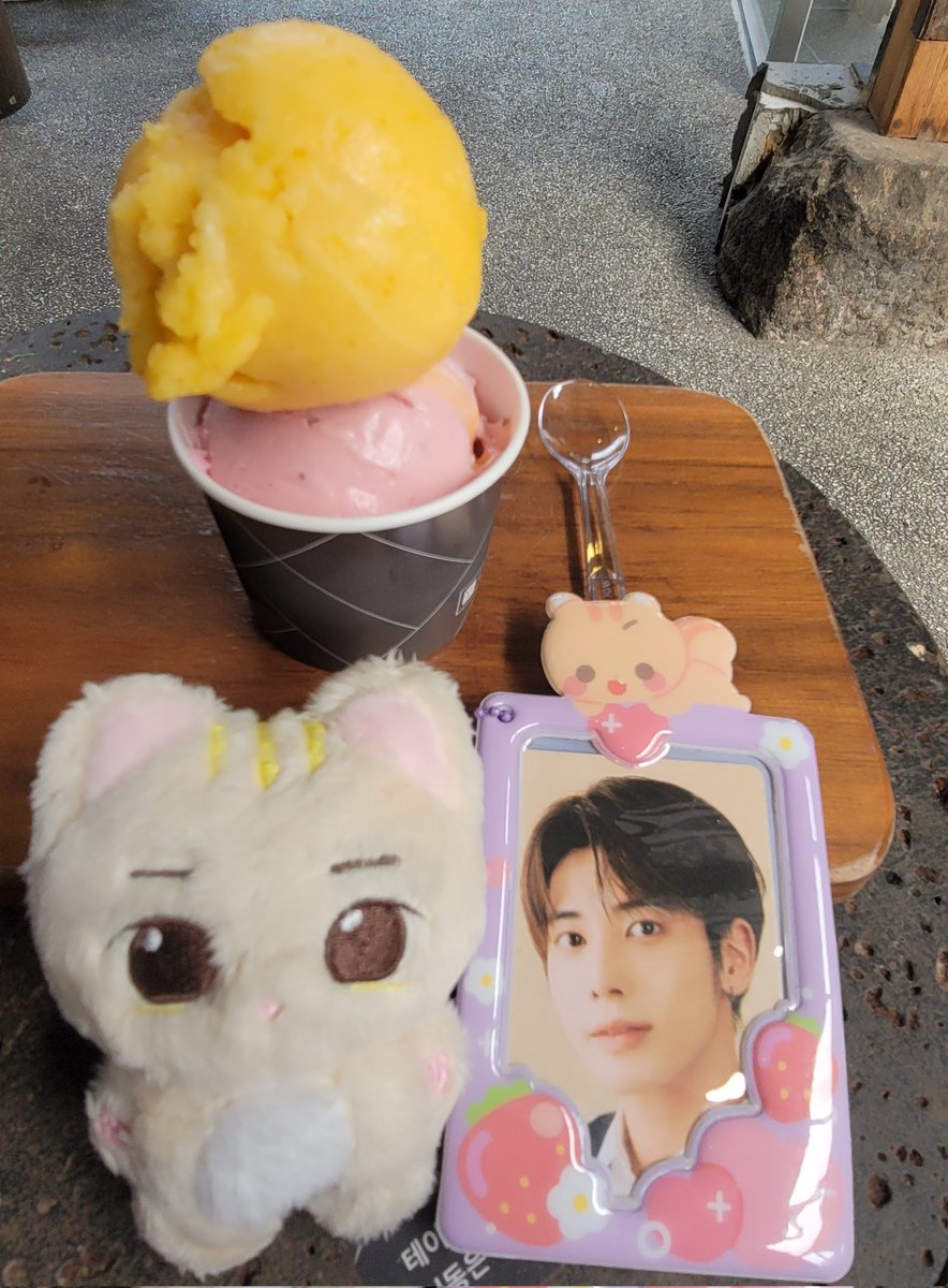 keepquestion's tweet photo. 요즘 자주 못해도 외출할 때마다 꼭 텬둥이 데리고 다님. 산책하고 콧바람 쐬기 좋은 날씨라, 현생에 치여사는 나 대신 텬둥이라도 힐링하라구 야무지게 동행함.. 외로울까봐 카이도 데리고다니고(?)

근데 밥...말고 맨날 커피만 마시게해서(?) 미안함...
집사가 잘할게..둥아🥲

@tyundunge
#둥_둥 https://t.co/KJ2fMkMpgw