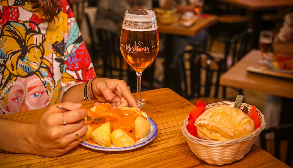 LASBRAVAS's tweet image. 📢 Hoy, queremos hacer eco del artículo de
@GastroMadrid_ sobre "Las patatas #bravas que enloquecen a los #madrileños".

Aprovecha el inicio de las fiestas de #SanIsidro2023 ❤️🤍❤️ , para tomar nota de este recorrido gastronómico!👌

👉elblogdegastromadrid.com/mejores-patata…

#Madrid #LasBravas