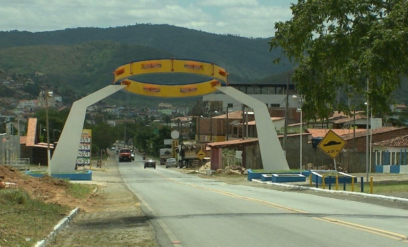 jocianobrait's tweet photo. Precisamos tombar um patrimônio do Brasil: os monumentos nas entradas das cidade. 
Tipo esse pandeiro em Alagoa Grande-PB https://t.co/ESzbckKK9q