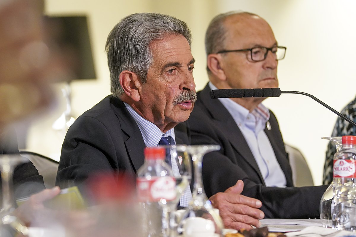 #SomosCantabria
🗣️ <a href="/RevillaMiguelA/">Miguel Ángel Revilla</a> presenta un programa con 5⃣9⃣2⃣ medidas para potenciar la industria, los servicios públicos de educación, sanidad y política social y la identidad de #Cantabria 
#28M #Vota #PRCantabria
ℹ️ prc.es/prc.php/web/no…