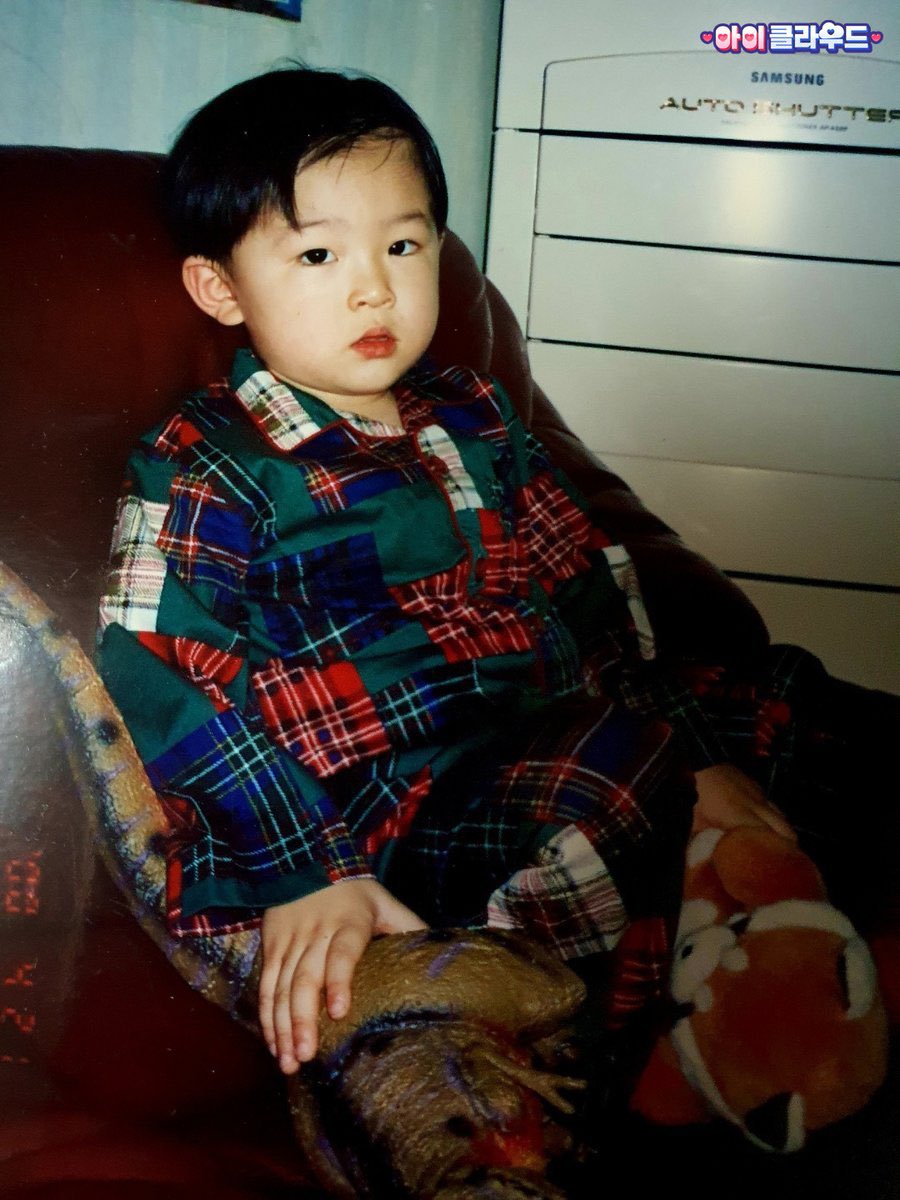 moo__us's tweet photo. こんな貫禄のある幼少期写真 久々に見た https://t.co/a4RLXgHobe