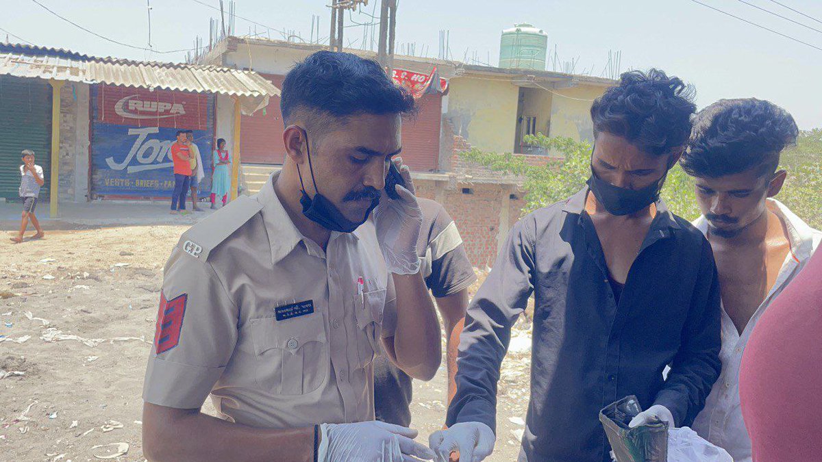 silvassanews's tweet photo. सिलवासा से लवाछा जाने वाले पिपरिया ब्रिज पर मिला एक व्यक्ति का शव, आसपास के विस्तार में फैल गई सनसनी, जानकारी फॉरेन दी गई स्थानीय पुलिस को, मामले की गहराई को समझते हुए स्थानीय पुलिस फौरन ही अपने दल बल के साथ मौके पर पहुंचकर जांच में जुट गई।
@SPvalsad @ANI #SnlVapi #LawachaPipriya #ValsadPolice