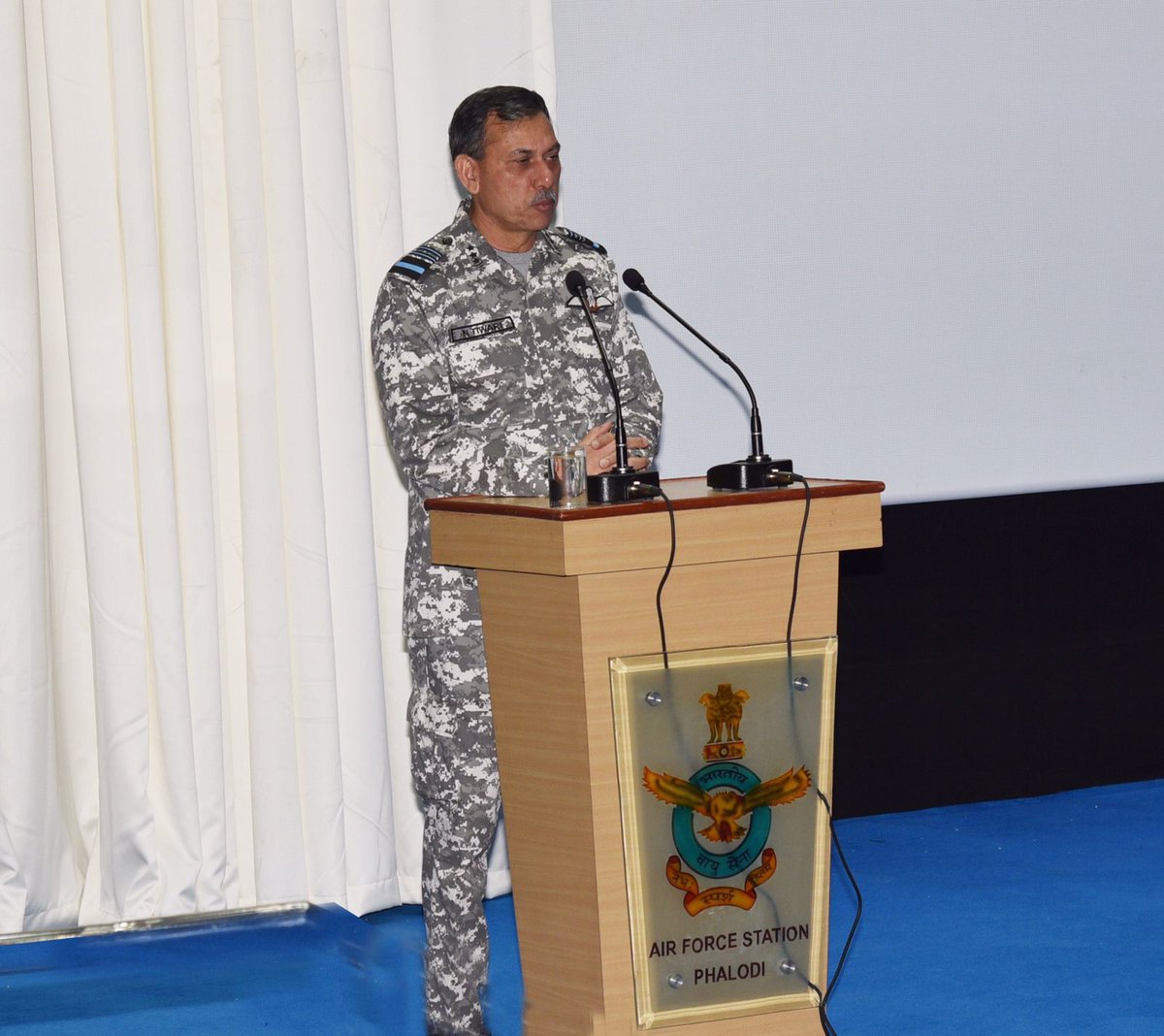 SWAC_IAF's tweet photo. Air Marshal Narmdeshwar Tiwari #AirOfficerCommandinginChief #SWAC visited Air Force Station Phalodi today. #AOCinC reviewed current operational preparedness of the station. He complimented the station personnel for their dedication and zeal towards duty in service to the Nation https://t.co/BgYjLOdLlk