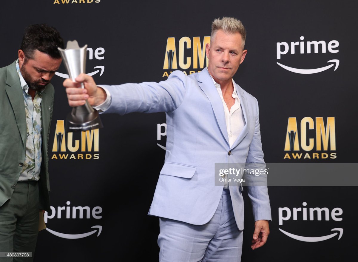 olddominionfan's tweet image. Trevor: 🏆😏
Brad: you guys think I made the right choice on these shoes? 🤨

#ACMawards    #olddominion #odarmy
📸: Getty Images