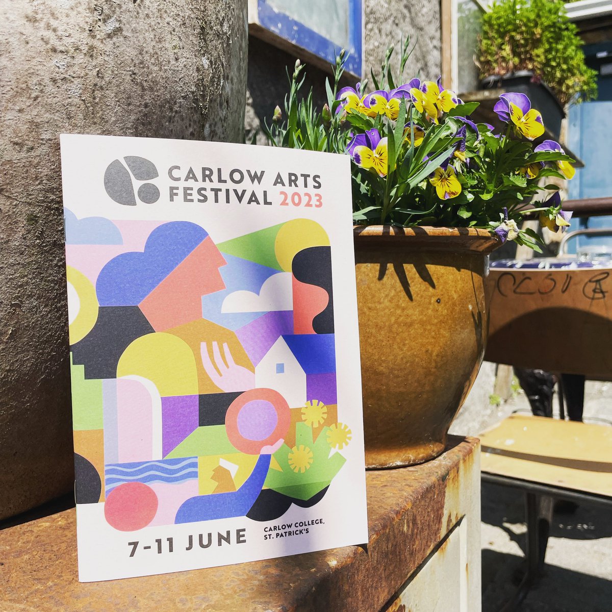 TullysBarCarlow's tweet image. Perfect beer garden day. Grab the incredible @CarlowArts brochure from the bar, a beer from @oharasbeers maybe &amp;amp; enjoy the sunshine while planning what to see during the best few days of the year in Carlow (we are all for everything on the @CarlowLiveLocal stage fyi).