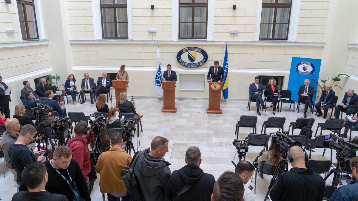 Bujar_O's tweet photo. Great mtg w/ 🇧🇦 FM @DinoKonakovic at @mfa_bih. As @OSCECiO, I reaffirmed @OSCE’s full commitment to strong engagement in the region &amp; close co-operation w/ #BiH, enhancing trust-building efforts &amp; fighting corruption as top priorities. https://t.co/eJgLfI3nMn