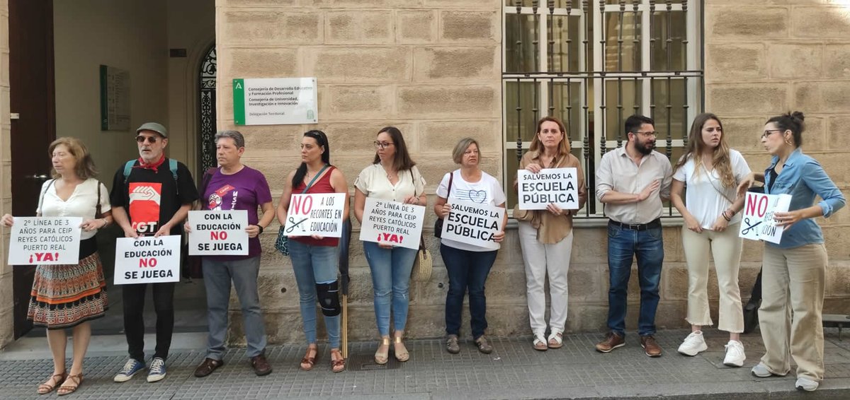 💚Concentración frente la Delegación de <a href="/EducaAnd/">Consejería Desarrollo Educativo y FP</a> en #Cádiz:  apoyo al CEIP Reyes Católicos de Puerto Real, en su lucha contra el recorte de clases y en defensa de la #EducaciónPública

 #NiUnAulaMenosEnLaPública #BajadaDeRatioYa