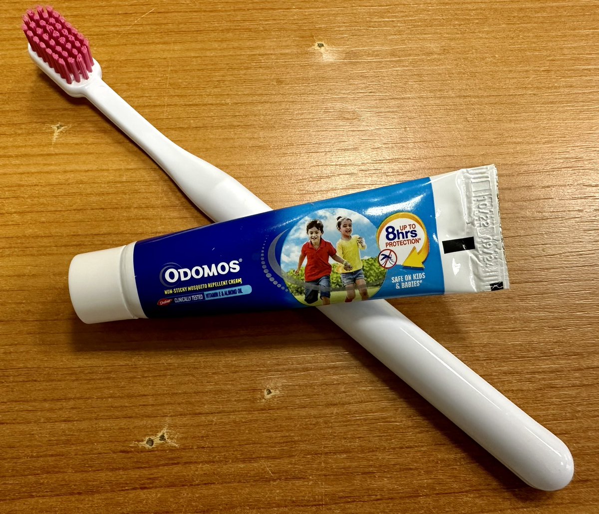 VKuntscher's tweet photo. Tvl, mám pro vás jednu FAKT DOBROU RADU!  Když někde v indickém hotelu čornete zubní pastu, tak než si s ní začnete čistit zuby, vemte si brejle a předvědčte se, jestli to náhodou není repelent proti hmyzu 🤢! 
 Mám dojem, že se mi chuť už nikdy neobnoví 🙄.  😄😄 https://t.co/9iOP9n6u2Q
