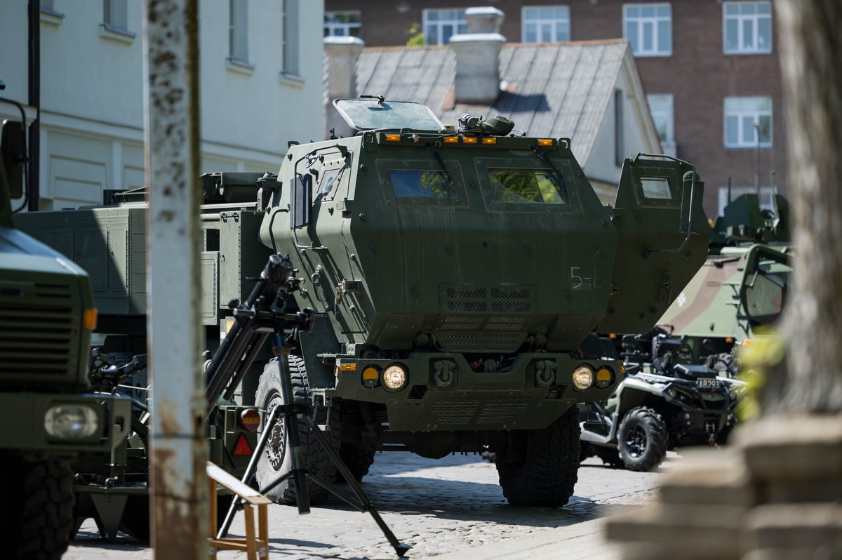 esmukaravirs's tweet image. 🤩 Šodien HIMARS Daugavpilī, rītdien HIMARS Rīgā!
Šodien pirmo reizi 😎 sabiedrībai ir iespēja apskatīt raķešu artilērijas sistēmu HIMARS Daugavpilī.
📌 Rītdien HIMARS būs pieejams apskatei Rīgas pasažieru ostā no plkst. 12.00 līdz 15.00. 

#StrongerTogether #ReadyandPostured