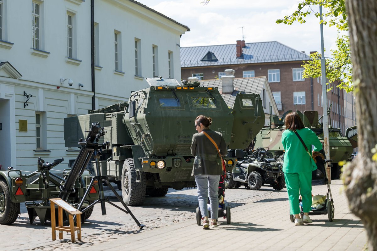 esmukaravirs's tweet image. 🤩 Šodien HIMARS Daugavpilī, rītdien HIMARS Rīgā!
Šodien pirmo reizi 😎 sabiedrībai ir iespēja apskatīt raķešu artilērijas sistēmu HIMARS Daugavpilī.
📌 Rītdien HIMARS būs pieejams apskatei Rīgas pasažieru ostā no plkst. 12.00 līdz 15.00. 

#StrongerTogether #ReadyandPostured