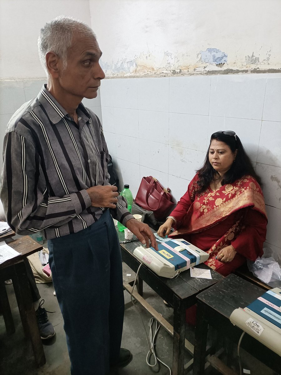 AnjuArp's tweet photo. मतदान कराना हमारा कर्तव्य।
मतदान करना हमारा अधिकार।। https://t.co/9Uu6Xfb1T3