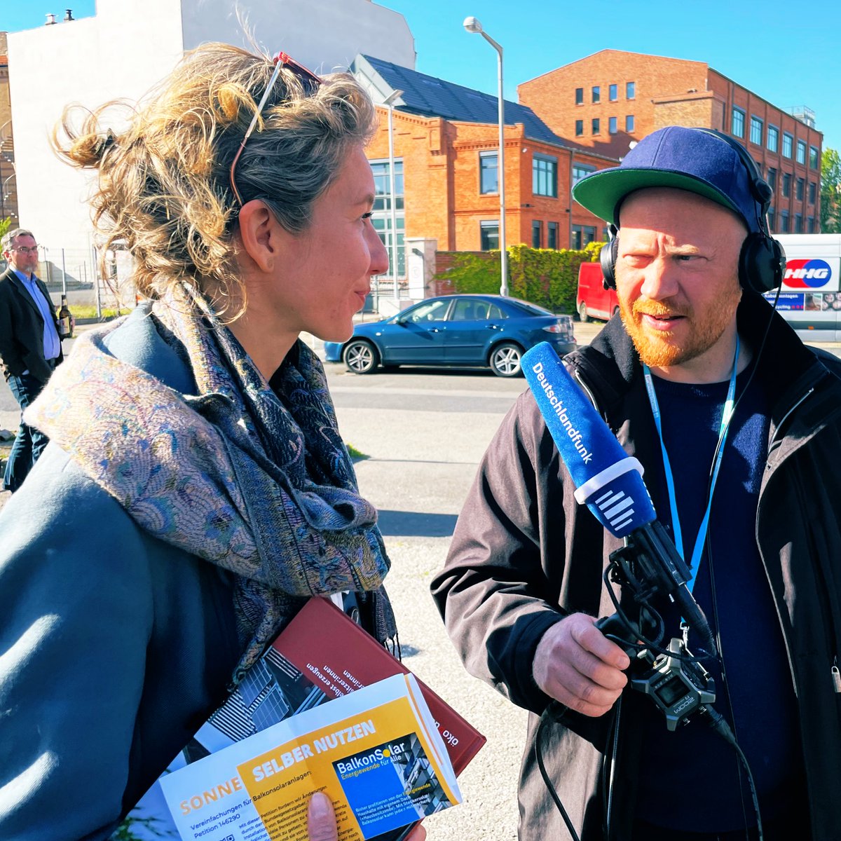 sbamueller's tweet photo. Hier interviewt @moritzmetz vom #DLF Lisa Wendzich von @SunCrafter über #Balkonsolar. Im Beitrag erkläre ich auch unsere Petition, kam heute um 11:55 im #Vebrauchertipp.
https://t.co/oSPwfOEbsZ
#ÖRR #ZoomF3 #rasenderreporter #käppi https://t.co/yWFgqlGl98