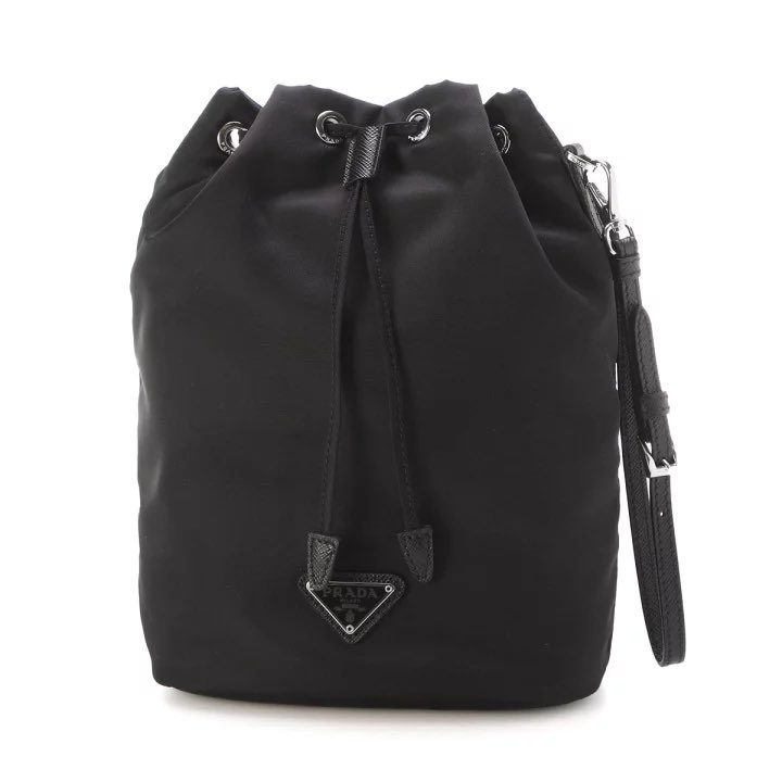 eieiyongswim's tweet image. PRADAのナイロン巾着🥚
私が持ってるのはかなり昔のタイプでちょっと仕様が違うんだけど、このサイズちょっと出かける時にちょうど良くて可愛い！🌿これお値段も比較的お手頃です（ ⬇︎⬇︎詳細 ）