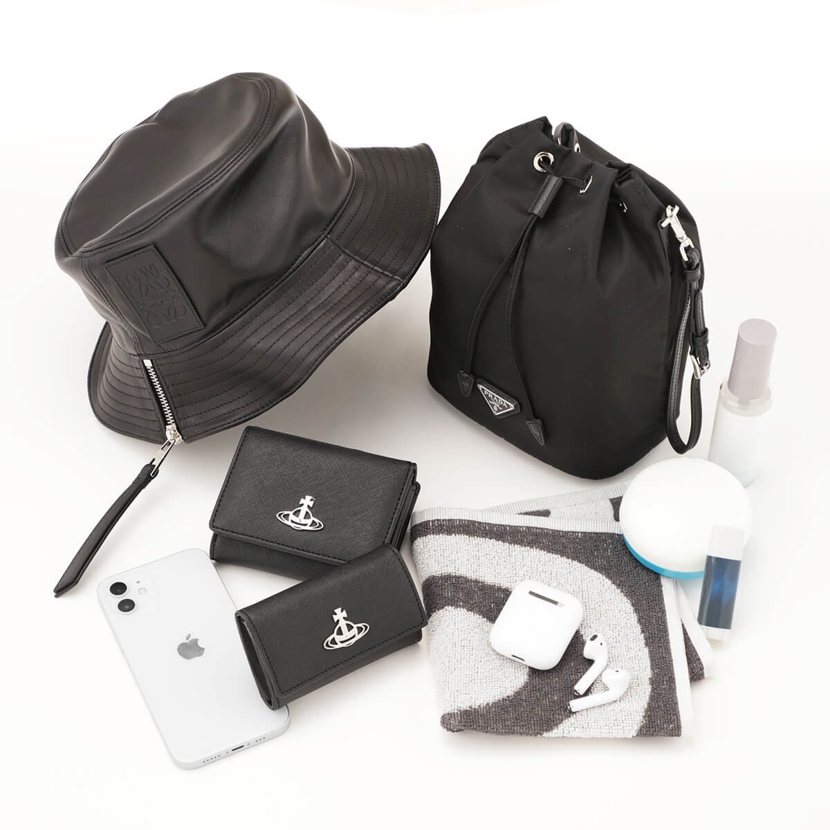 eieiyongswim's tweet image. PRADAのナイロン巾着🥚
私が持ってるのはかなり昔のタイプでちょっと仕様が違うんだけど、このサイズちょっと出かける時にちょうど良くて可愛い！🌿これお値段も比較的お手頃です（ ⬇︎⬇︎詳細 ）