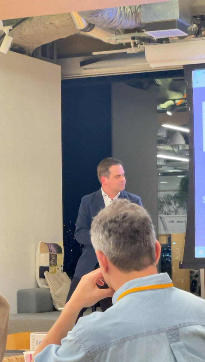 unerryito's tweet image. DeepL 創業者のJaroslaw Kutylowskiさんのお話を聞いてきました。自民党の集まりから移動してきたそうでス🥹
2017年からの6年の旅は、若く優秀なエンジニアに支えられていた事、みんなで学んで成長した事、各言語に精通した翻訳者が精度を厳しくチェックしていた事、続く
#deepl  #awsstartuploft