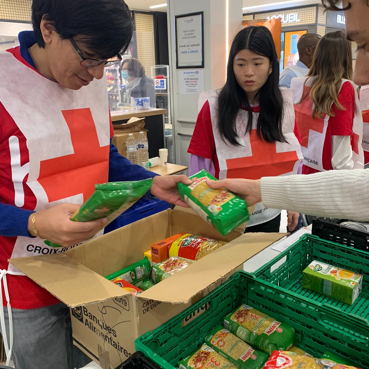 generalifrance's tweet image. 👏  Merci aux 70 salariés de @GeneraliFrance qui participent en #SeineSaintDenis à la #collecte alimentaire organisée par la @CroixRouge, dont notre fondation @THSNFrance est partenaire via son soutien aux Espaces Bébé Parents.
#PrécaritéAlimentaire #Solidarité #WeAreGenerali