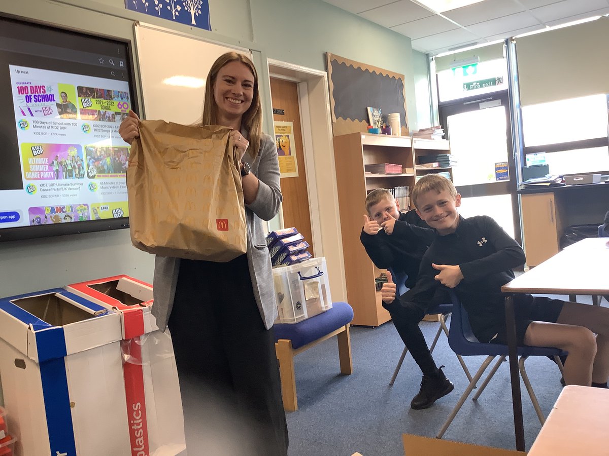 WFPOak22's tweet photo. The Year 6 children enjoyed a special lunch today. 🤩 @WestfieldPrimar https://t.co/BHR0eSUnSv