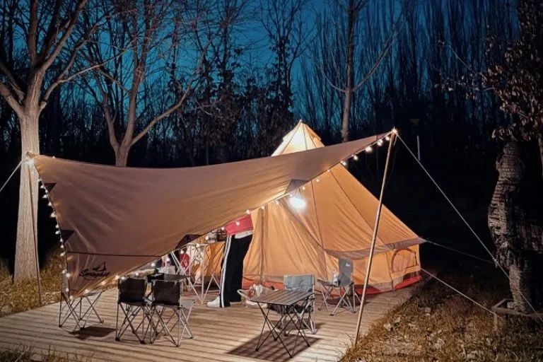 BeijingEvening's tweet image. Yinghuochong Park in #Beijing's Daxing district has a 2,000 square metres lawn area where visitors can enjoy #camping, #barbecues and outdoor movies, as well as a free children's #entertainment area where families can enjoy a relaxing break together.