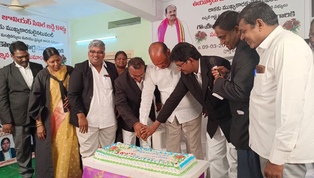 KPSMLA's tweet photo. జూనియర్ సివిల్ జడ్జ్ కోర్ట్ ఉయ్యురులో ఏర్పాటు చేయడానికి నాడు ఎంతగానో కృషి చేసిన ప్రజా నాయకుడు  కొలుసు పార్థసారధి గారిని ఉయ్యురు బార్ అసోసియేషన్ సభ్యులు ఘనంగా సన్మానించారు. ఉయ్యురు సర్వతోముఖాభివృద్ధికి కృషి చేసిన సారధి గారికి కృతజ్ఞతలు తెలియజేసారు. 

#Vuyyuru #YSRCP #Penamaluru https://t.co/YXyqf2dL3t