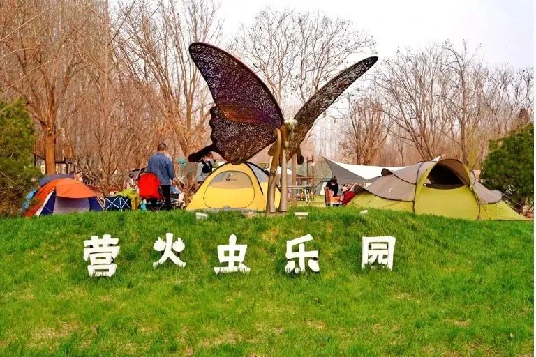 DailyBeijing's tweet image. Yinghuochong Park in #Beijing's Daxing district has a 2,000 square metres lawn area where visitors can enjoy #camping, #barbecues and outdoor movies, as well as a free children's #entertainment area where families can enjoy a relaxing break together.