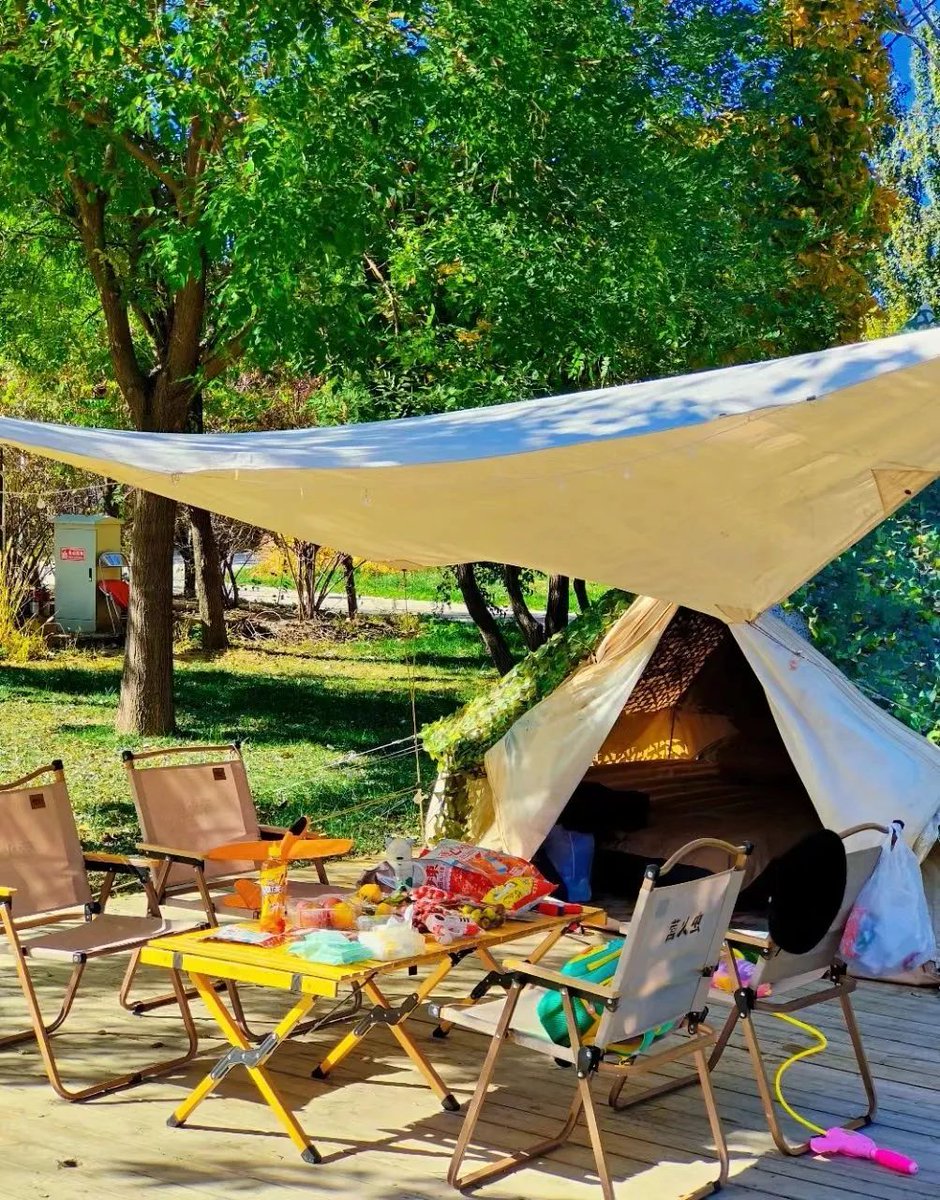 DailyBeijing's tweet image. Yinghuochong Park in #Beijing's Daxing district has a 2,000 square metres lawn area where visitors can enjoy #camping, #barbecues and outdoor movies, as well as a free children's #entertainment area where families can enjoy a relaxing break together.