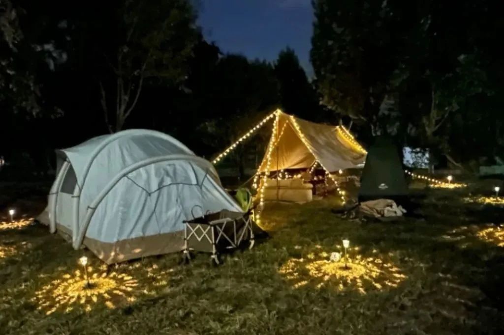 DailyBeijing's tweet image. Yinghuochong Park in #Beijing's Daxing district has a 2,000 square metres lawn area where visitors can enjoy #camping, #barbecues and outdoor movies, as well as a free children's #entertainment area where families can enjoy a relaxing break together.