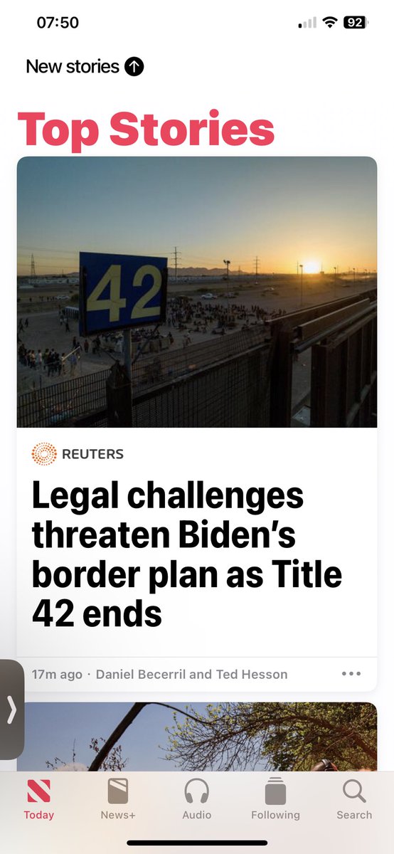 路透社：随着42条的结束取而代之的拜登新庇护条例的实施，以美国公民自由联盟为代表的移民倡导者对新的庇护条例提出了法律质疑，声称这些条例违反了美国法律和国际协议。
赶在42条结束和新规开始之前，近日南部边境出现了移民争先恐后涌入的混乱场面。