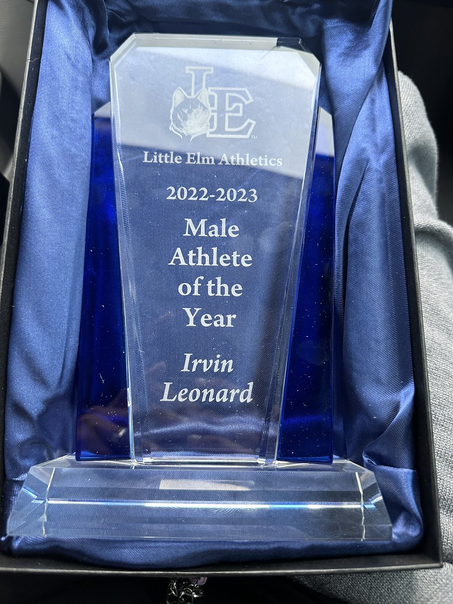 bigcountry4495's tweet photo. Congrats big guy. Keep pushing forward. Athlete of the year is well deserving. @IrvLeonard44 #whyNotUs! https://t.co/XLdLCP10kR