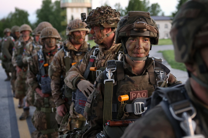 A Public Affairs officer with the Polish 6th Airborne Brigade boards an aircraft alongside the British Army's 7th Parachute Regiment Royal Horse Artillery in preparation for an airborne operation during #SwiftResponse23 in Estonia, May 12.

Photo by Estonian Defence Forces