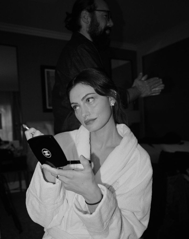 phoebethinker's tweet photo. ambassador of chanel and my heart. https://t.co/MYrXkW1Eid