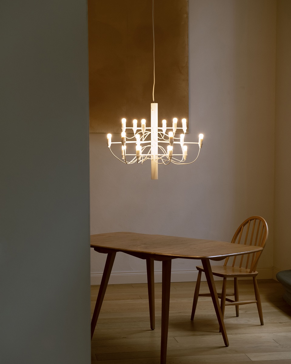 DVLighting's tweet photo. An iconic design now available in a refreshing matt white finish, @FlosWorldwide 2097 chandelier by Gino Sarfatti. Unveiled at Milan's Salone Del Mobile event in April, this stunning new addition made quite an impact! https://t.co/HR1hoOInFg
#interiordesign #homedecor #lighting https://t.co/QWFIKnofk5