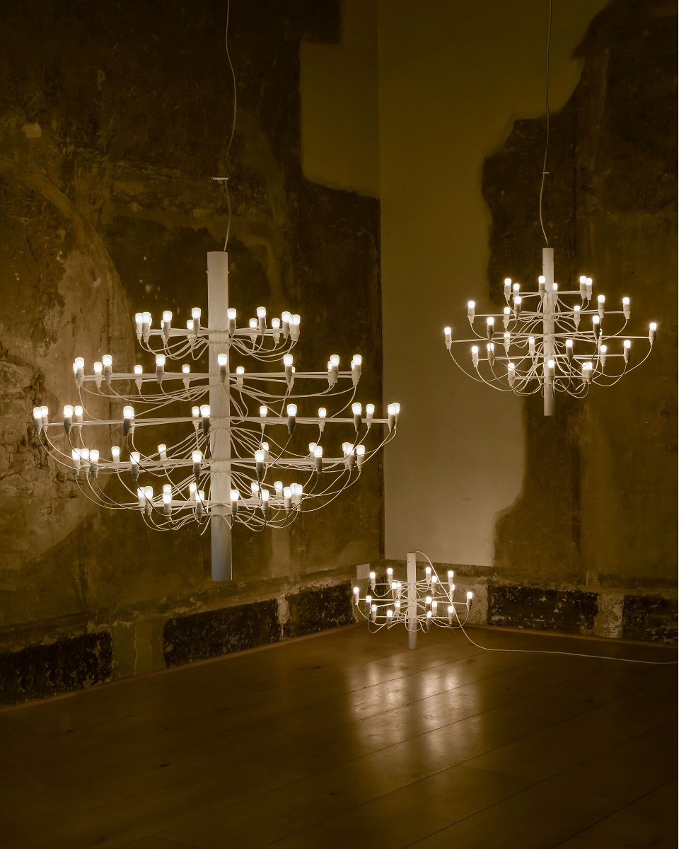 DVLighting's tweet photo. An iconic design now available in a refreshing matt white finish, @FlosWorldwide 2097 chandelier by Gino Sarfatti. Unveiled at Milan's Salone Del Mobile event in April, this stunning new addition made quite an impact! https://t.co/HR1hoOInFg
#interiordesign #homedecor #lighting https://t.co/QWFIKnofk5
