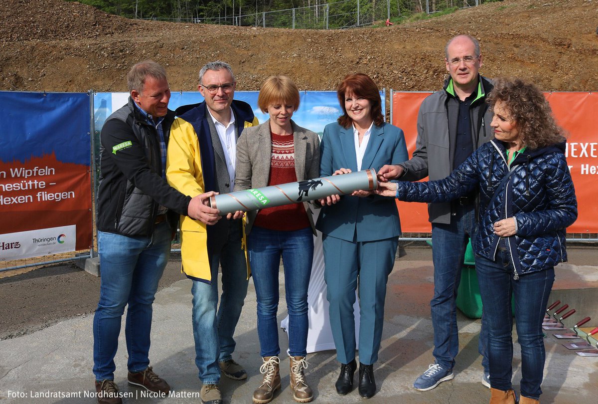 tmwllr_th's tweet photo. Nächster Meilenstein für das Harzer Hexenreich über den Wipfeln von #Rothesütte 🧙‍♀️: StS Dr. Katja #Böhler nahm gestern an der Grundsteinlegung für das touristische Großprojekt im #Südharz teil. Das Land unterstützt das Projekt mit rund 6,2 Mio. €. 👉 https://t.co/kHayNyF7ny https://t.co/CJWPf9GQ7P