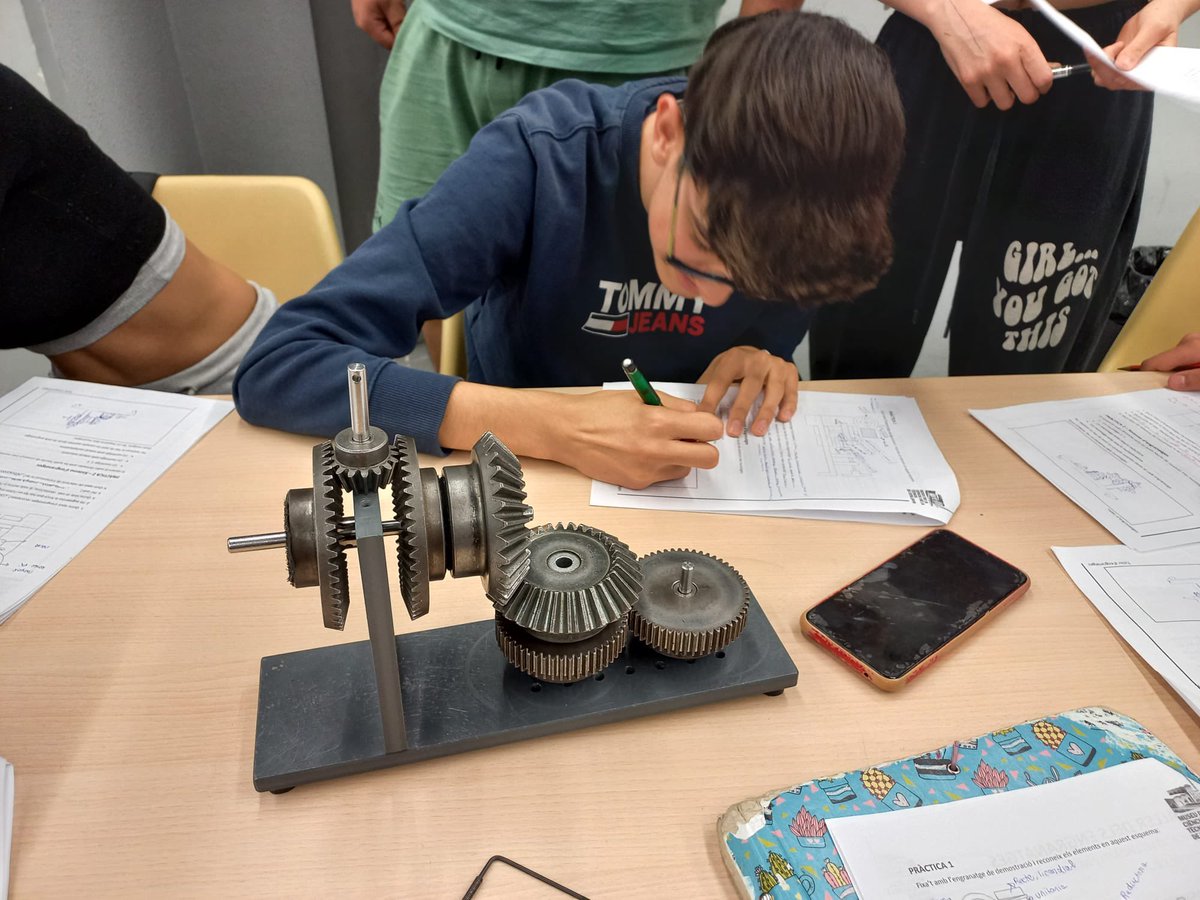 escolamdcprat's tweet photo. 3r d’ESO al Museu de la Ciència i Tècnica de Terrassa. #escolamdc #mdcteam #Escolamdc #escolamdcprat #mdcprat https://t.co/BDUjzs5XNo