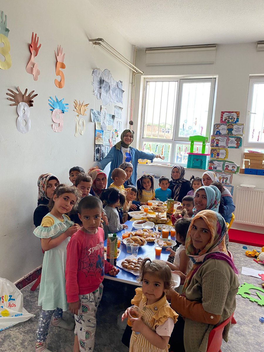 divanokulu's tweet photo. Bizi karşılıksız sevgileriyle yetiştirip merhamet ve şefkatleriyle kalplerimizi ısıtan fedakar annelerimizin anneler günün kutlu olsun 👩‍👧‍👦🌸 Çocuklarımızın eğitiminde en özel rol sizlerin 🌷

@siverekmem63 @NKapanoglu @tcmeb #AnnelerGünü https://t.co/h683v5dII2