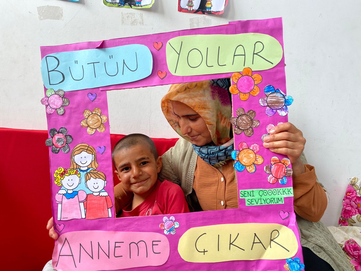 divanokulu's tweet photo. Bizi karşılıksız sevgileriyle yetiştirip merhamet ve şefkatleriyle kalplerimizi ısıtan fedakar annelerimizin anneler günün kutlu olsun 👩‍👧‍👦🌸 Çocuklarımızın eğitiminde en özel rol sizlerin 🌷

@siverekmem63 @NKapanoglu @tcmeb #AnnelerGünü https://t.co/h683v5dII2